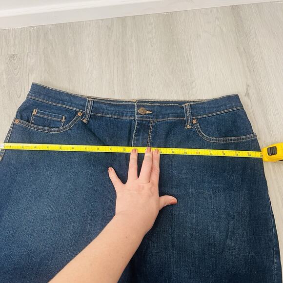 Gloria Vanderbilt All Around Slimming Effect Jean Amanda Shorts Blue- No Tag - Picture 7 of 8